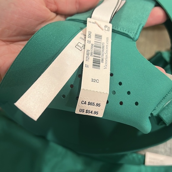 NWT VS Featherweight Max Sports Bra + Essentials Bike Short Set - Size S - Picture 4 of 6